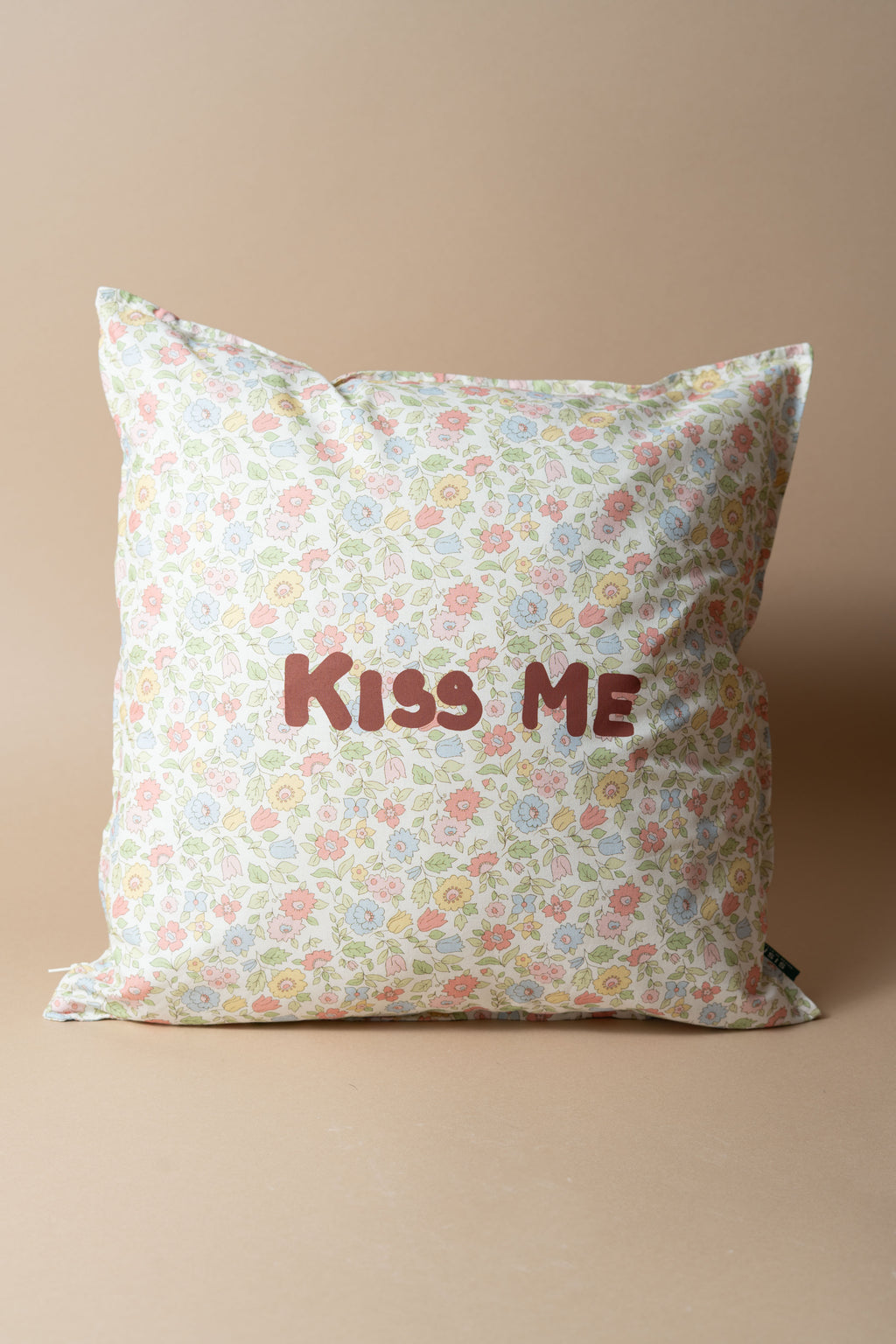 KISS ME CUSHION 40x40cm