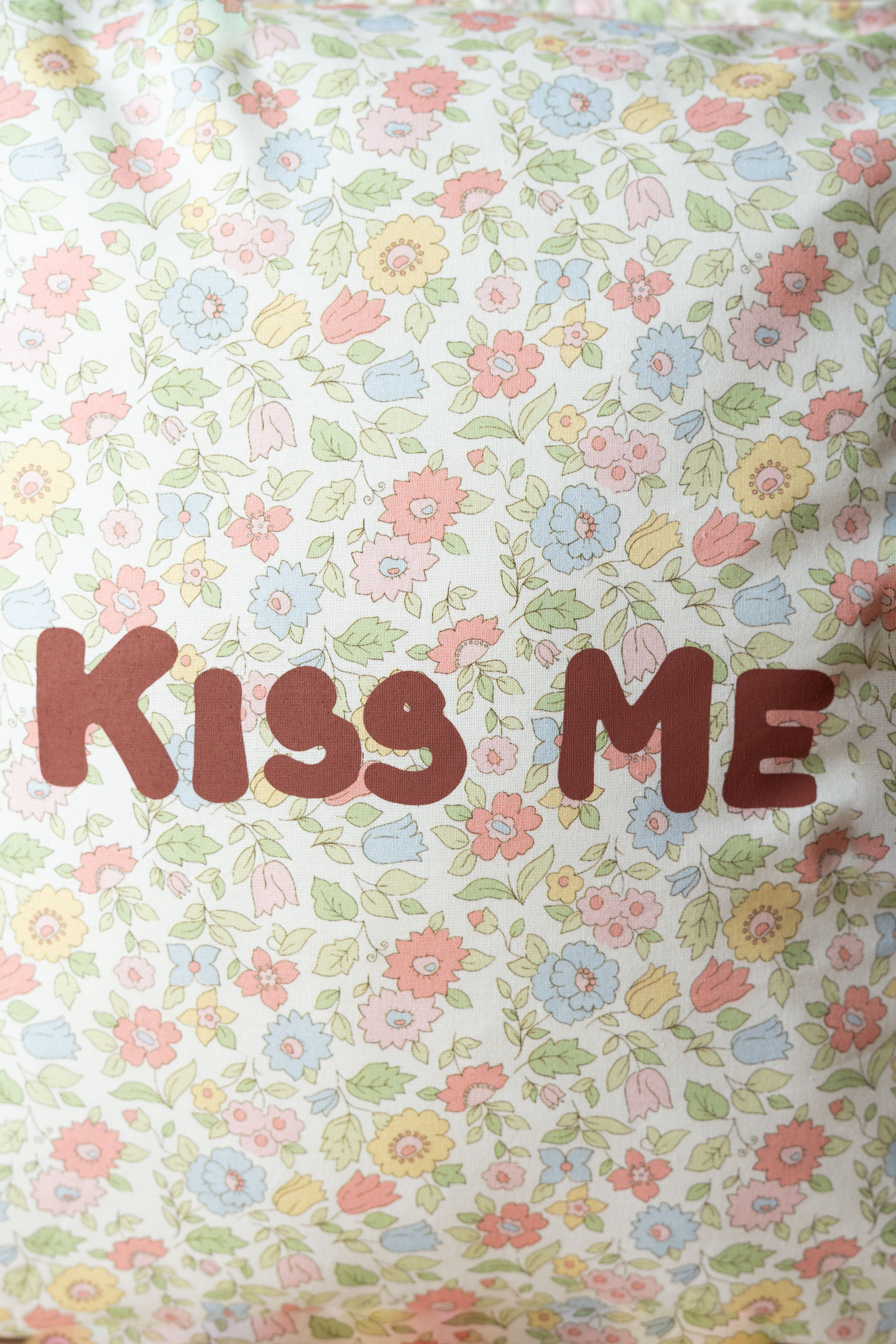 KISS ME CUSHION 40x40cm