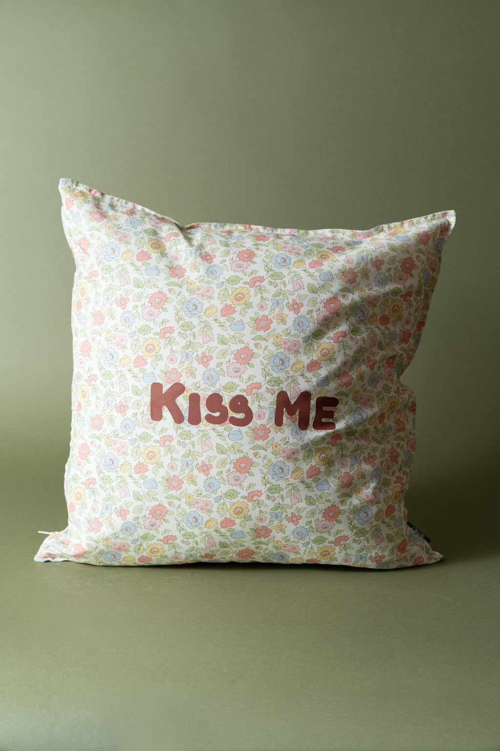 KISS ME CUSHION 40x40cm