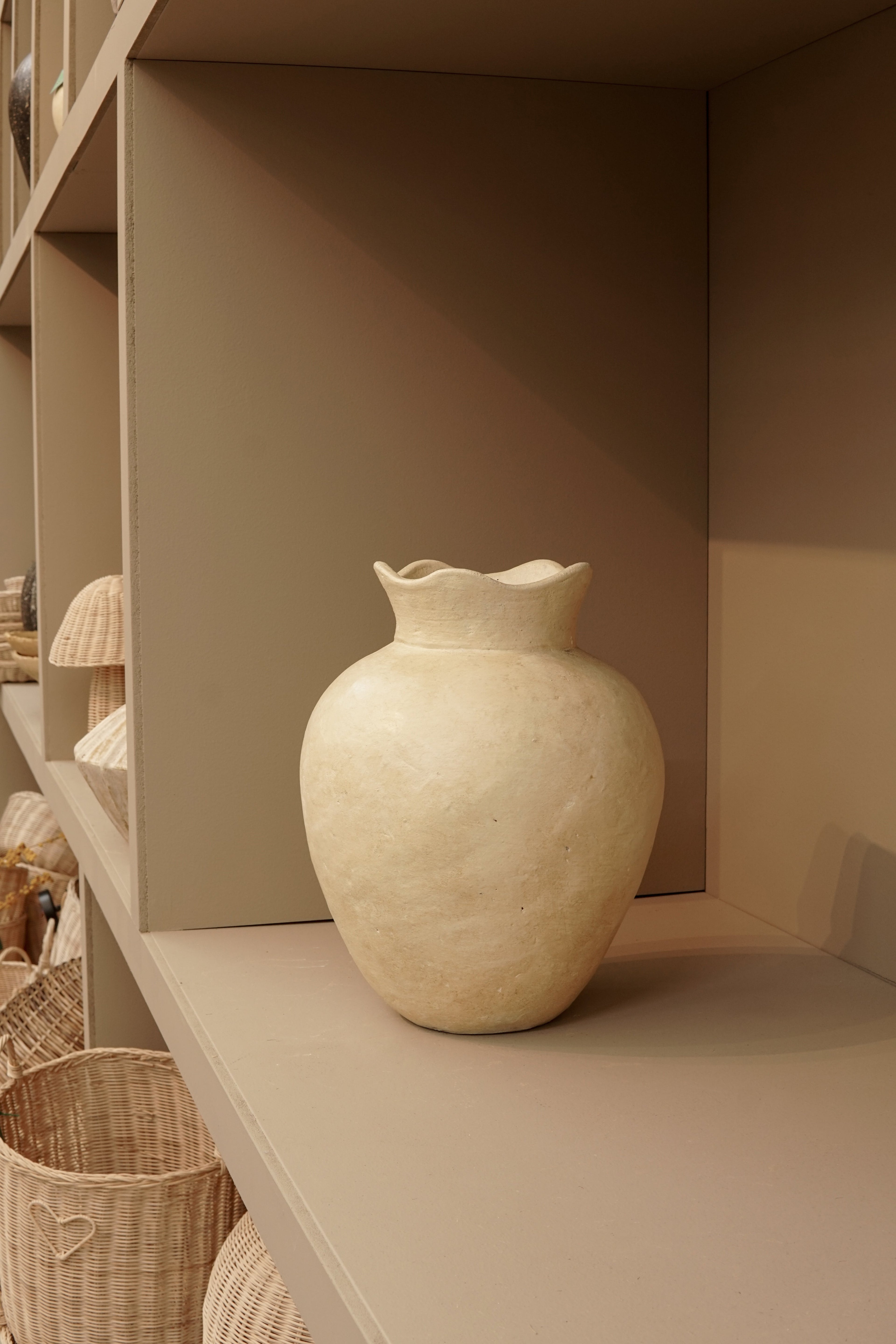 TERRACOTTA VASE MISS MARA