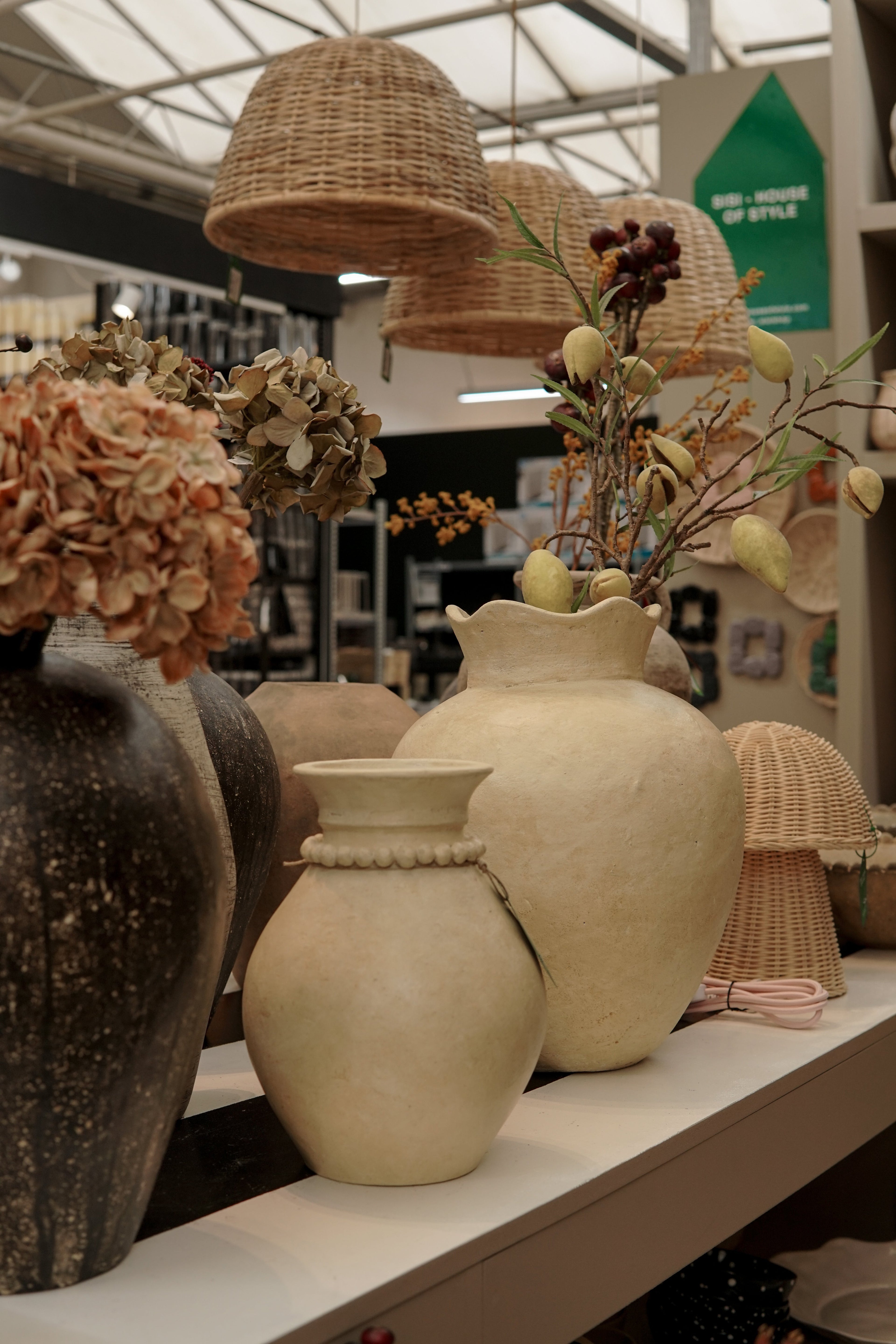 TERRACOTTA VASE MISS SISIKA