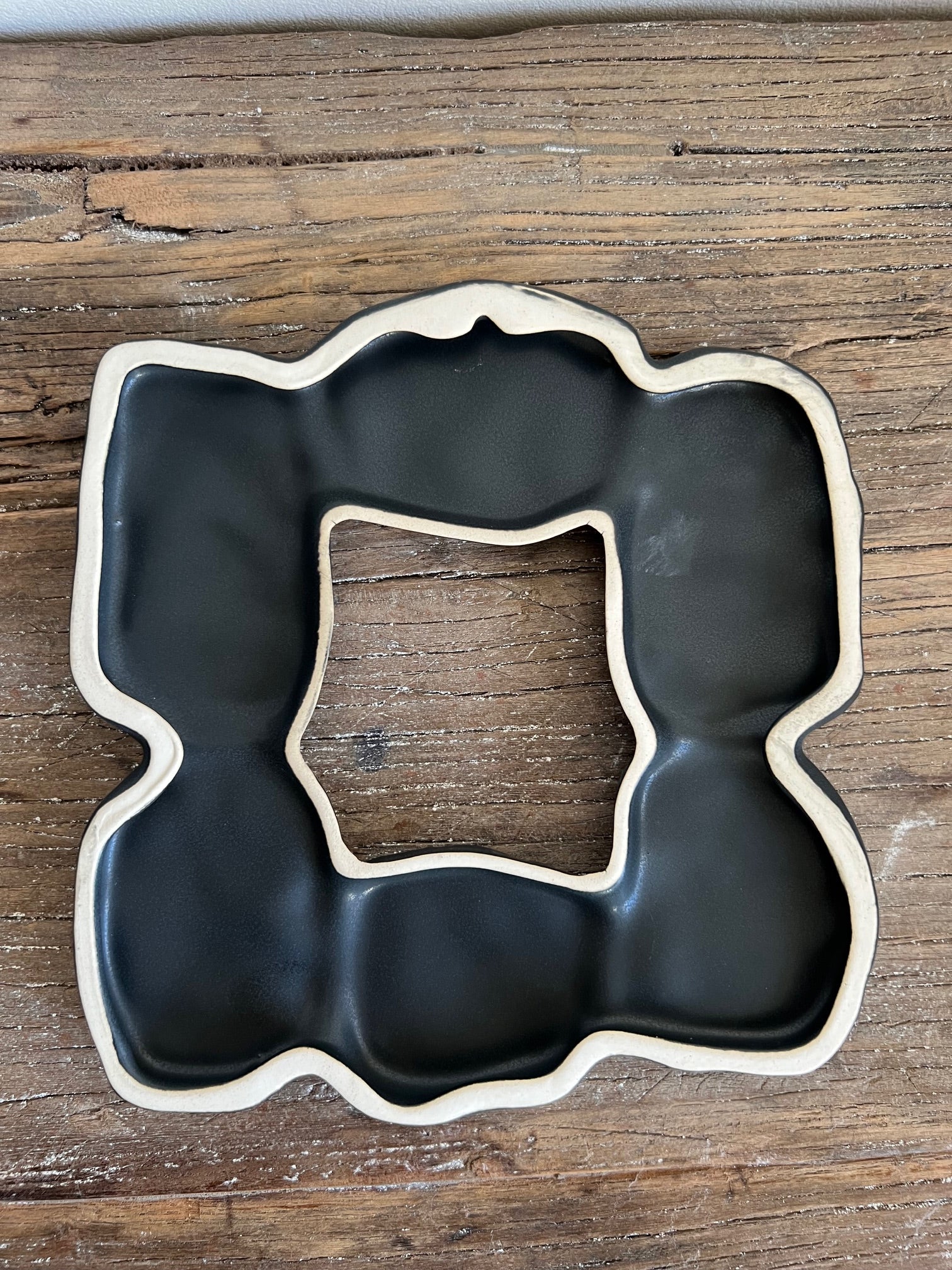 MATTE BLACK CERAMIC FRAME