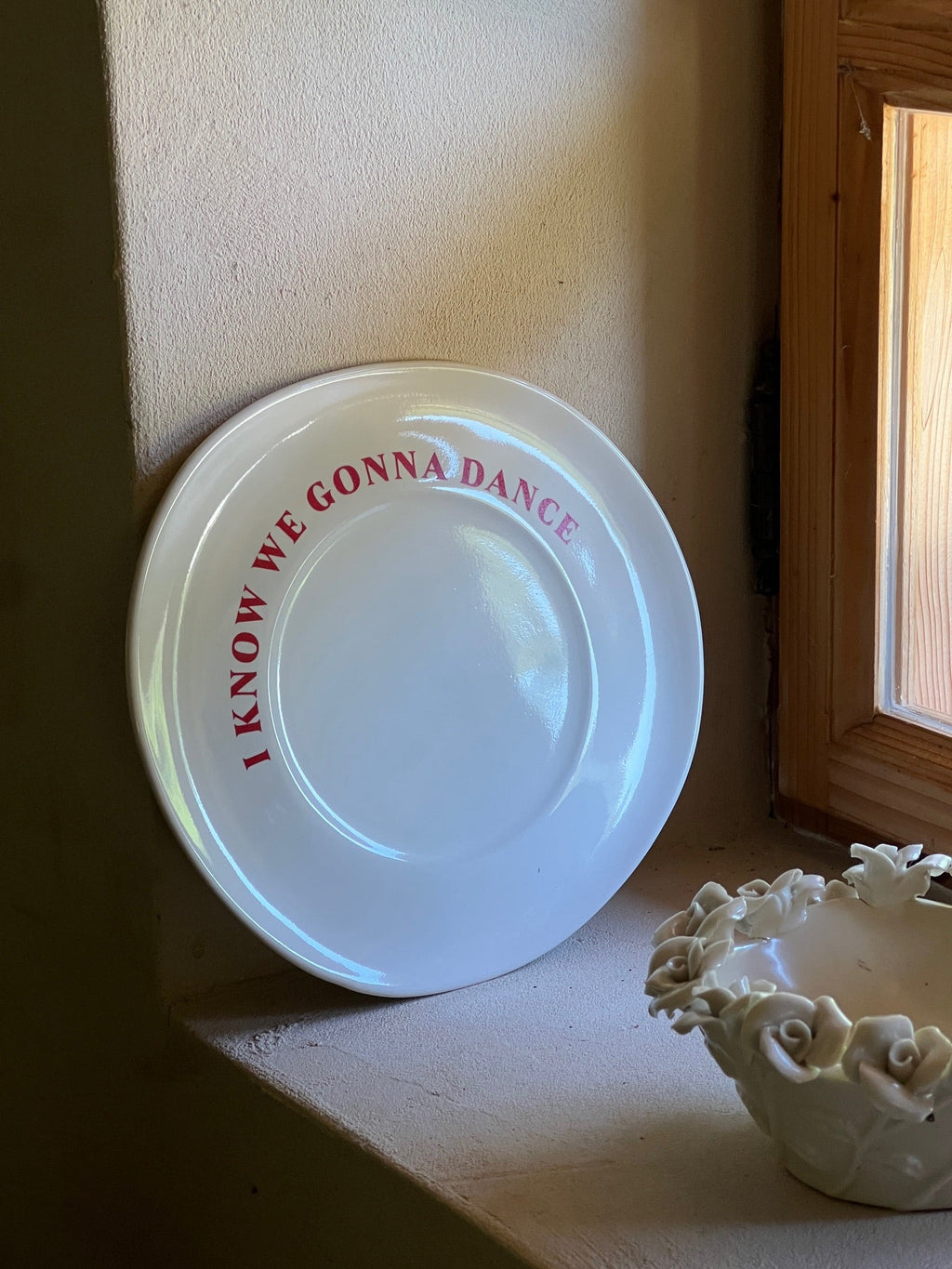 I KNOW WE GONNA DANCE PLATE