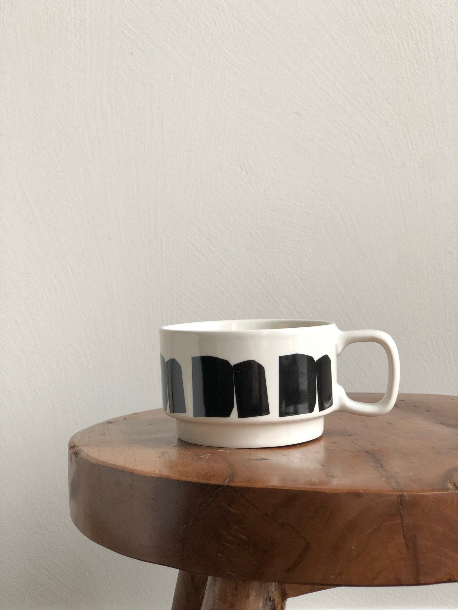 BLACK GRAPHIC MUG